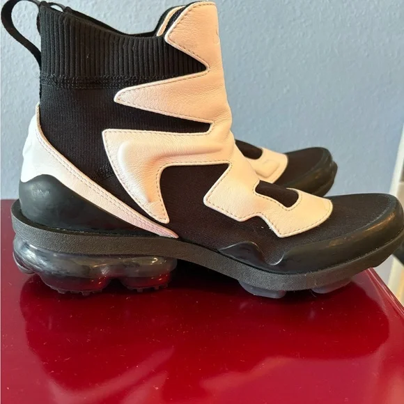Nike Women's Black and White Vapormax Sneakers - Picture 2 of 11